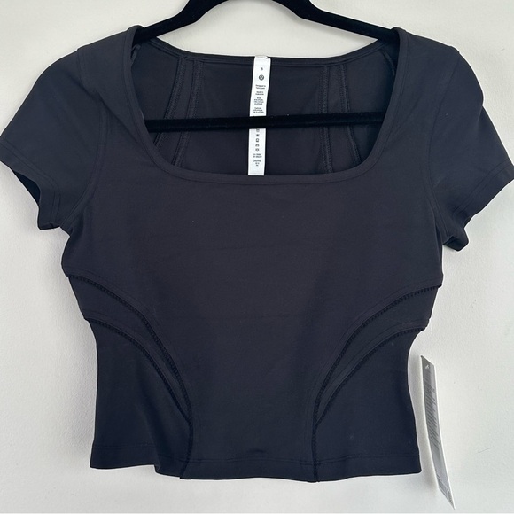 NWT LULULEMON SQUARE NECK MESH AND NULU YOGA TEE SIZE 6 BLACK
A228 - Picture 2 of 6